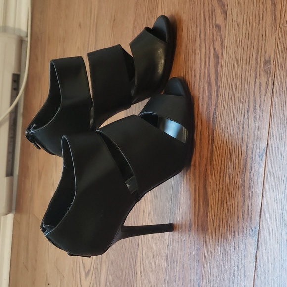 Fioni Black Heels - Picture 2 of 14